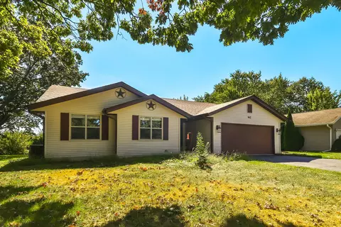 142 Pembroke Rd SW, Poplar Grove, IL 61065