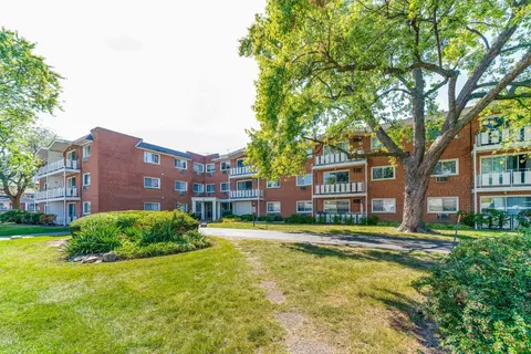 25 E Palatine Rd #207, Arlington Heights, IL 60004