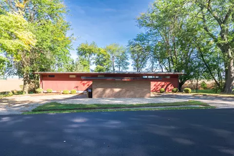 706 N 4th St, Ashton, IL 61006