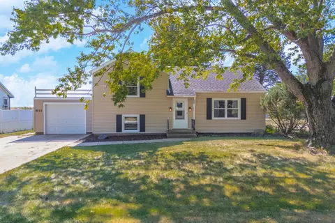611 NE 2nd St, Hopedale, IL 61747