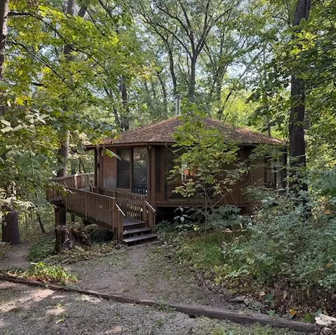 2 Lost Ridge Ln, Galena, IL 61036