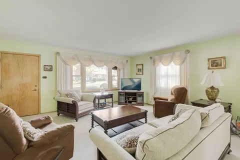 Living - 2306 Kingfisher Ln, Rolling Meadows, IL 60008 photo 1 of 2