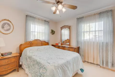 Bedroom - 2306 Kingfisher Ln, Rolling Meadows, IL 60008 photo 2 of 3