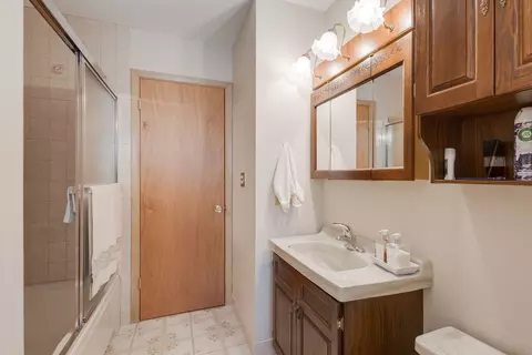 Bath - 2306 Kingfisher Ln, Rolling Meadows, IL 60008 photo 1 of 2