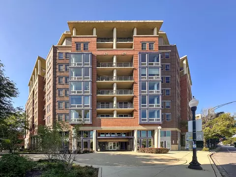 437 W Division St #901, Chicago, IL 60610