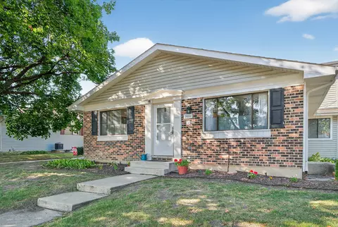 29 W574 Winchester Cir #1, Warrenville, IL 60555