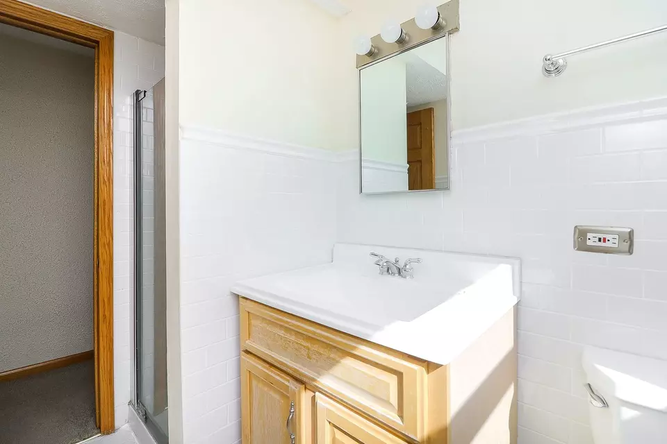 Bath - 1526 Shelley Ct, Darien, IL 60561 photo 3 of 3