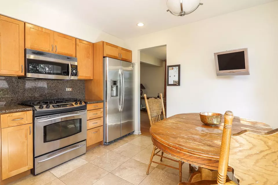 Kitchen - 1526 Shelley Ct, Darien, IL 60561 photo 2 of 2