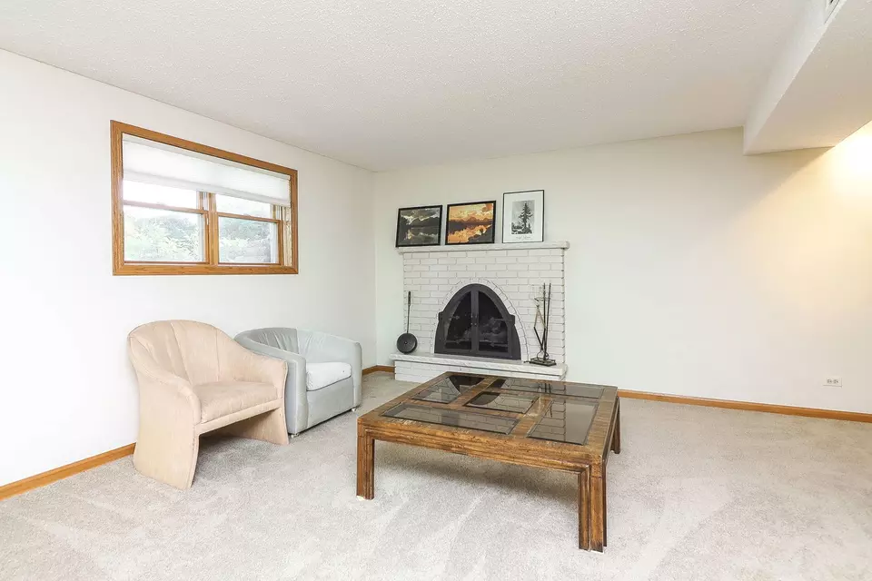 Living - 1526 Shelley Ct, Darien, IL 60561 photo 2 of 4