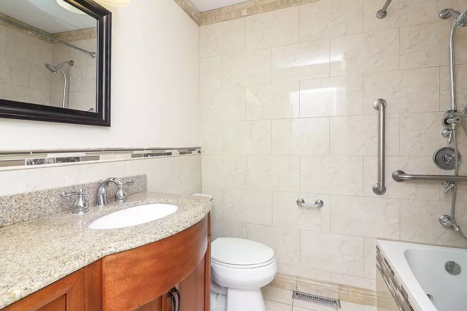 Bath - 1526 Shelley Ct, Darien, IL 60561 photo 2 of 3