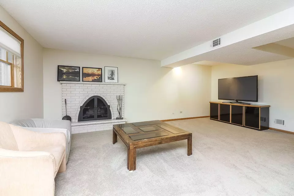 Living - 1526 Shelley Ct, Darien, IL 60561 photo 3 of 4
