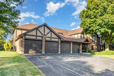 875 Farnham Ln #D, Wheaton, IL 60189