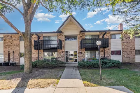 4 Kingery Quarter # A, Willowbrook, IL 60527