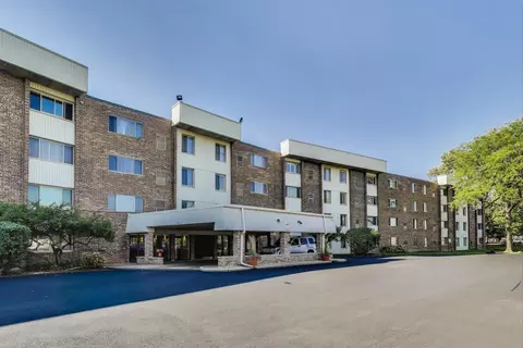 841 N York St #332, Elmhurst, IL 60126