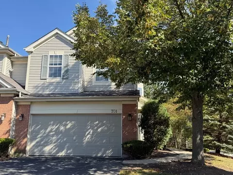 701 Creekside Cir, Gurnee, IL 60031