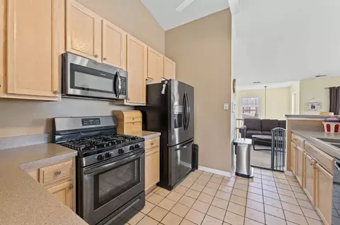 Kitchen - 2885 Falling Waters Dr, Lindenhurst, IL 60046 photo 2 of 3