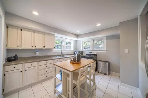 Kitchen - 71 Lovell St, Elgin, IL 60120 photo 1 of 2