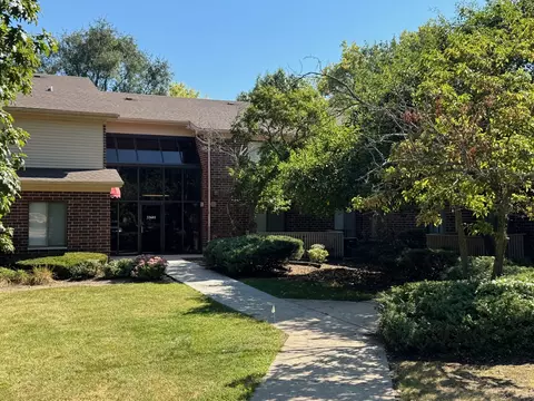33601 N Royal Oak Ln #207, Grayslake, IL 60030