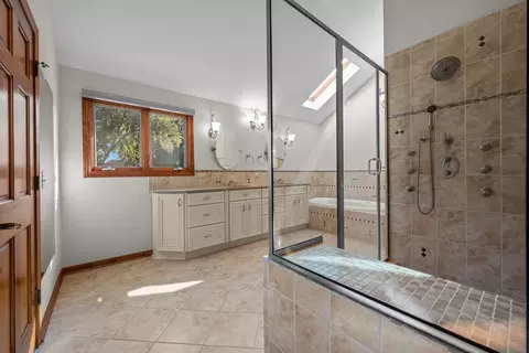 Bath - 2248 Aster Ct, Naperville, IL 60565 photo 2 of 6