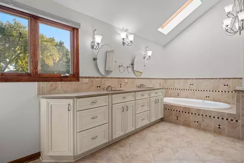 Bath - 2248 Aster Ct, Naperville, IL 60565 photo 4 of 6