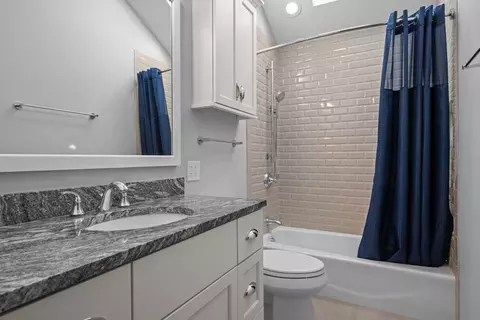 Bath - 2248 Aster Ct, Naperville, IL 60565 photo 5 of 6