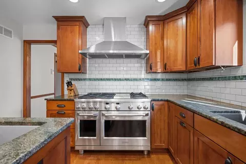 Kitchen - 2248 Aster Ct, Naperville, IL 60565 photo 3 of 7