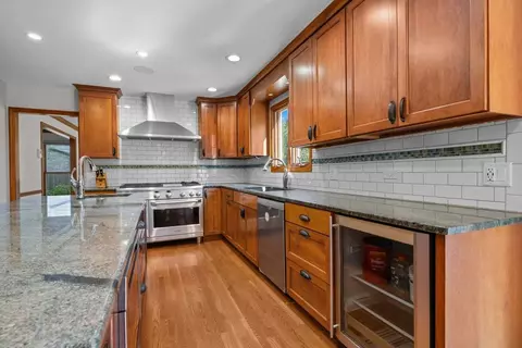 Kitchen - 2248 Aster Ct, Naperville, IL 60565 photo 5 of 7