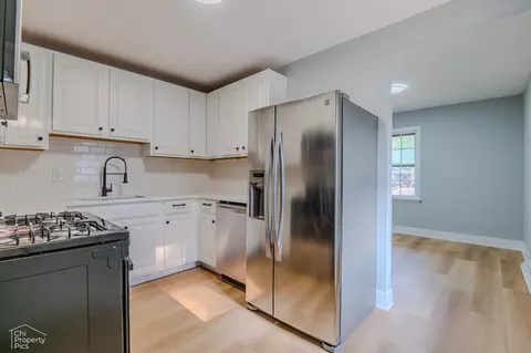 Kitchen - 2100 Martin Ln, Rolling Meadows, IL 60008 photo 1 of 2
