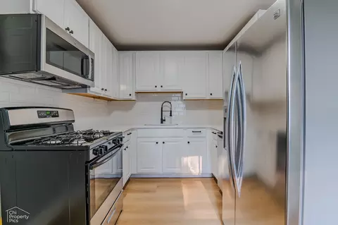 Kitchen - 2100 Martin Ln, Rolling Meadows, IL 60008 photo 2 of 2