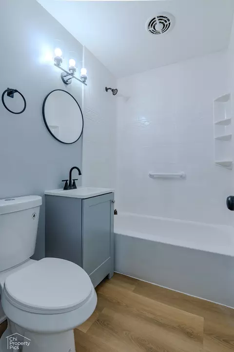 Bath - 2100 Martin Ln, Rolling Meadows, IL 60008 photo 3 of 4