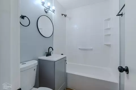 Bath - 2100 Martin Ln, Rolling Meadows, IL 60008 photo 1 of 4