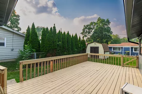Exterior - 2100 Martin Ln, Rolling Meadows, IL 60008 photo 2 of 3