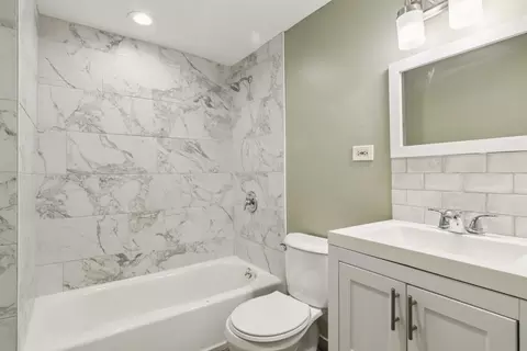 Bath - 4738 S Champlain Ave, Chicago, IL 60615 photo 4 of 4