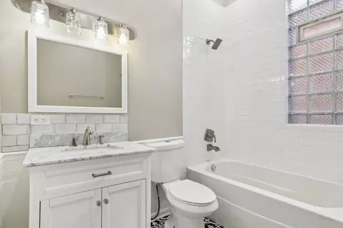Bath - 4738 S Champlain Ave, Chicago, IL 60615 photo 3 of 4