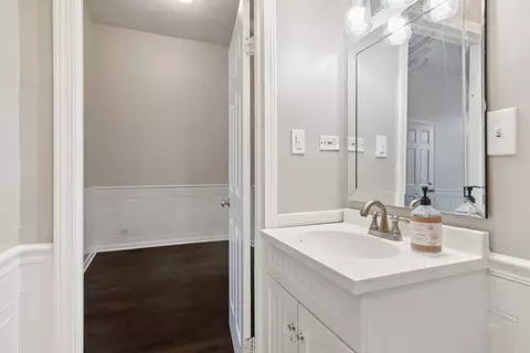 Entry Way - 4738 S Champlain Ave, Chicago, IL 60615 photo 5 of 6
