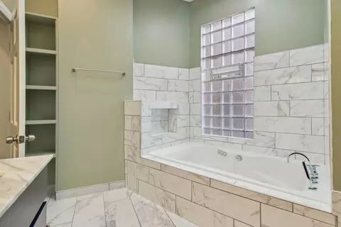 Bath - 4738 S Champlain Ave, Chicago, IL 60615 photo 2 of 4