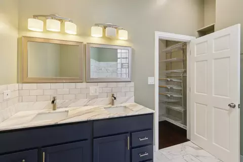 Bath - 4738 S Champlain Ave, Chicago, IL 60615 photo 1 of 4