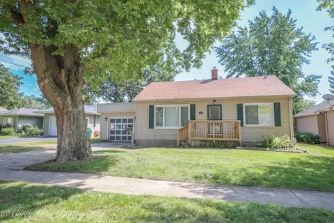 916 Albert Ave, Sycamore, IL 60178