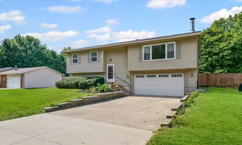 903 S Trailside Dr, Mahomet, IL 61853