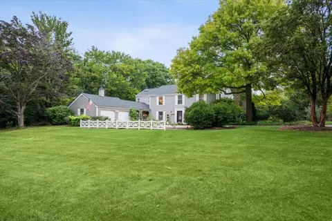 470 Pinewoods Dr, North Barrington, IL 60010