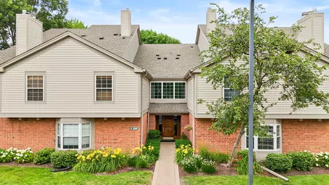 130 Crest Wood Ct #1, Schaumburg, IL 60195