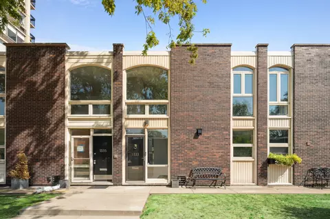 1333 N Sandburg Ter, Chicago, IL 60610