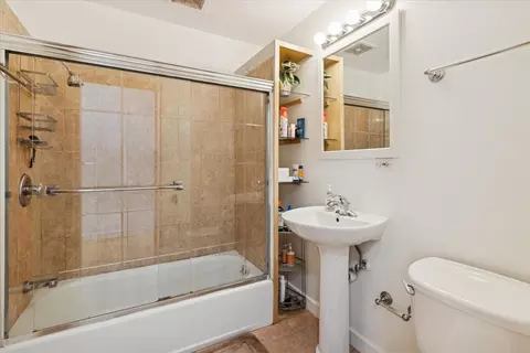 Bath - 238 Hillcrest Ave, Addison, IL 60101 photo 4 of 5