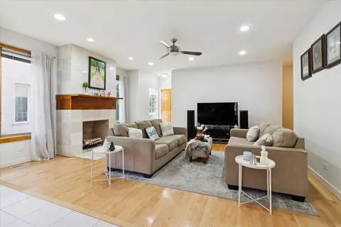 Living - 238 Hillcrest Ave, Addison, IL 60101 photo 3 of 3