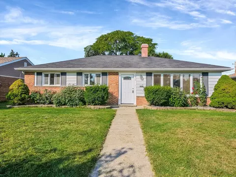 1056 E Villa Dr, Des Plaines, IL 60016