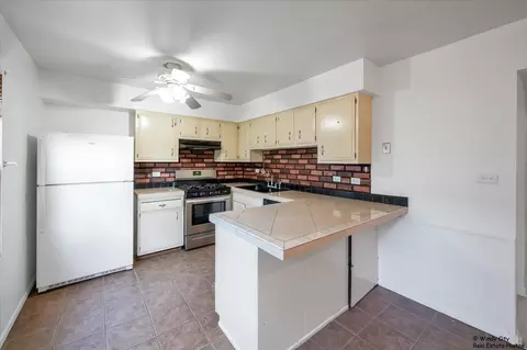 Kitchen - 2230 Stratham Pl, Hoffman Estates, IL 60169 photo 3 of 3