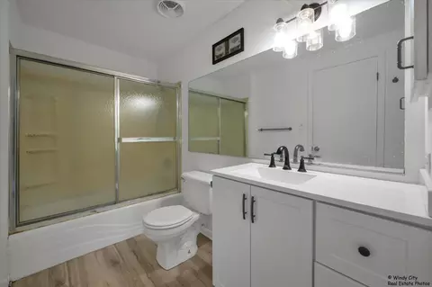 Bath - 2230 Stratham Pl, Hoffman Estates, IL 60169 photo 2 of 2