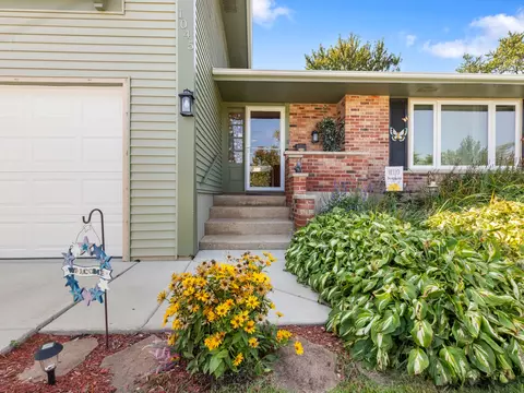 Exterior - 1045 Nottingham Ln, Hoffman Estates, IL 60169 photo 2 of 7