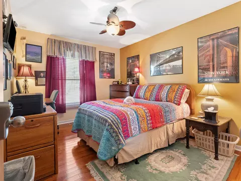Bedroom - 1045 Nottingham Ln, Hoffman Estates, IL 60169 photo 4 of 5