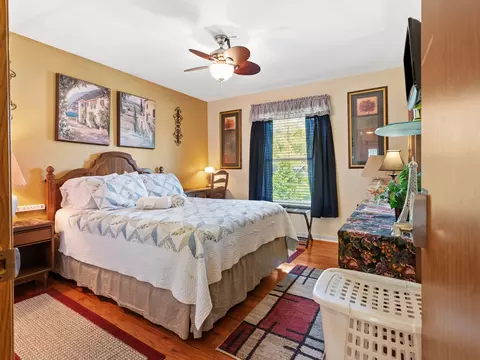 Bedroom - 1045 Nottingham Ln, Hoffman Estates, IL 60169 photo 3 of 5